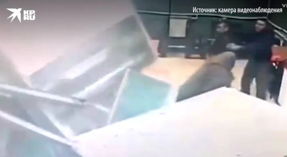 Посетители кафе едва успели отскочить.