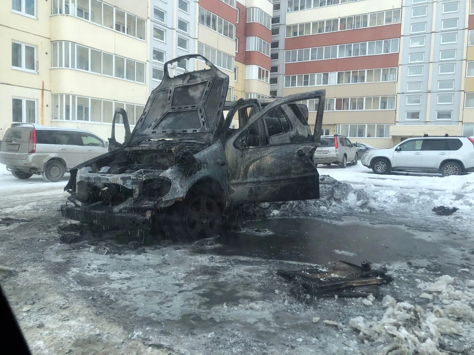Это все, что осталось поле тушения автомобиля.