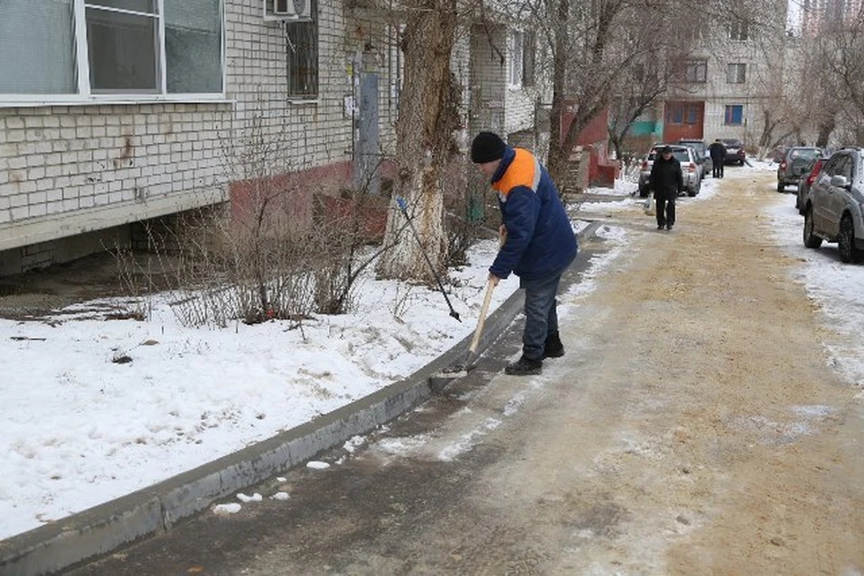 Пожаловаться на снег во дворе. Уборка территории от снега. Уборка придомовой территории зимой. Уборка снега перед подъездом. Чистка от снега придомовой территории.