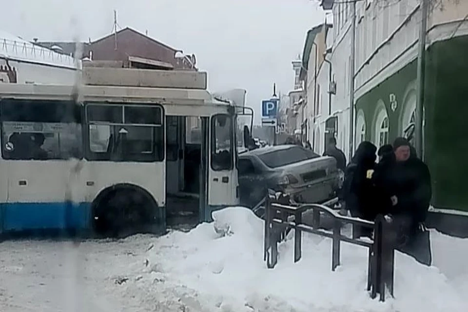 В результате ДТП легковушка столкнулась с троллейбусом.