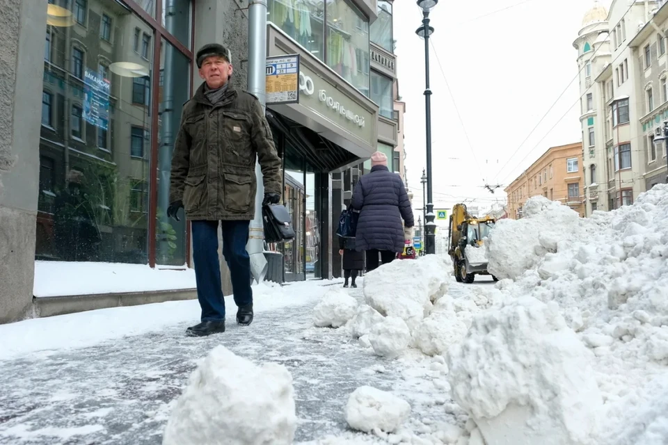 Губернатор Петербурга рассказал о трудностях в уборке снега в городе.
