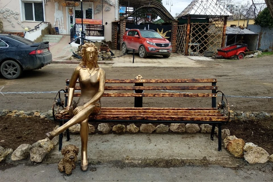 Местные жители прозвали скульптуру "Дама с собачкой". Геннадий Сидоров / ВК