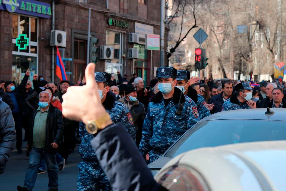 Майдан в Армении слишком похож на … первомайскую демонстрацию.