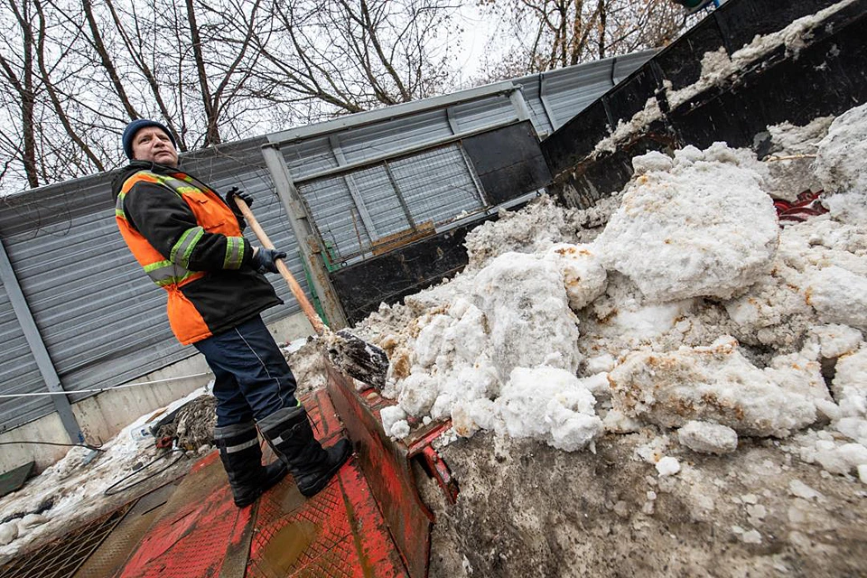 Местным сотрудникам приходится помахать лопатами, чтобы механизм перемолол весь снег