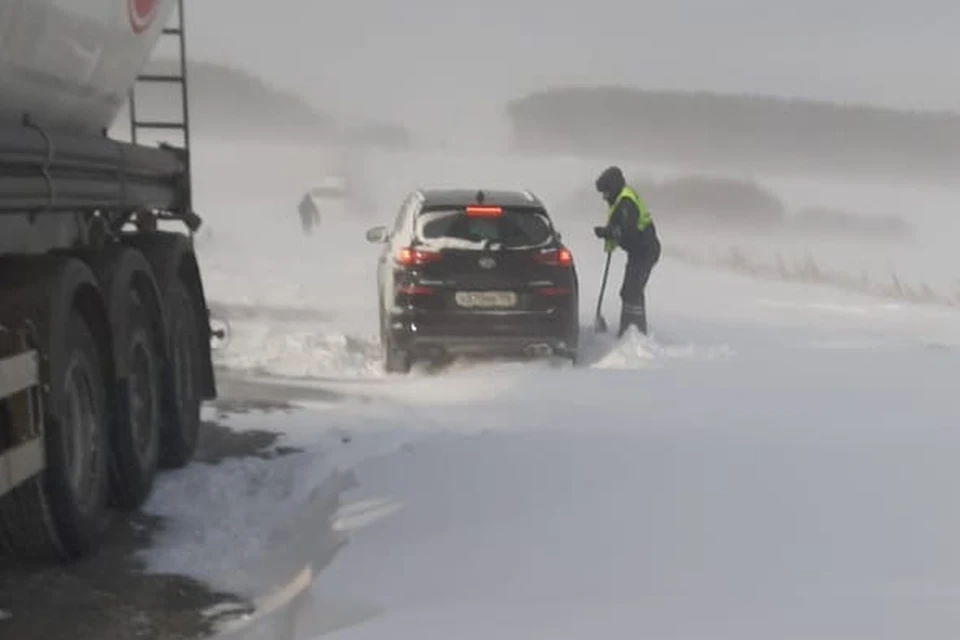 Также сотрудники ГИБДД вызвали технику для расчистки дороги. Фото: УГИБДД по Свердловской области