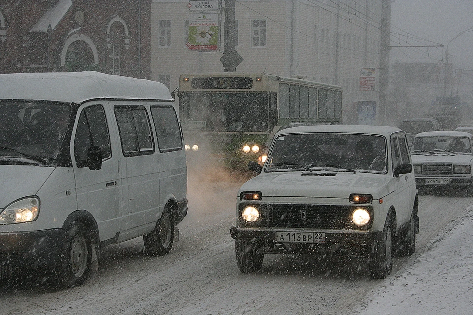 Город завалило снегом.
