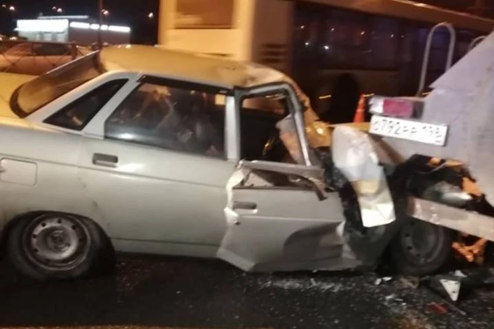 Отечественный автомобиль влетел под автовышку в Петербурге