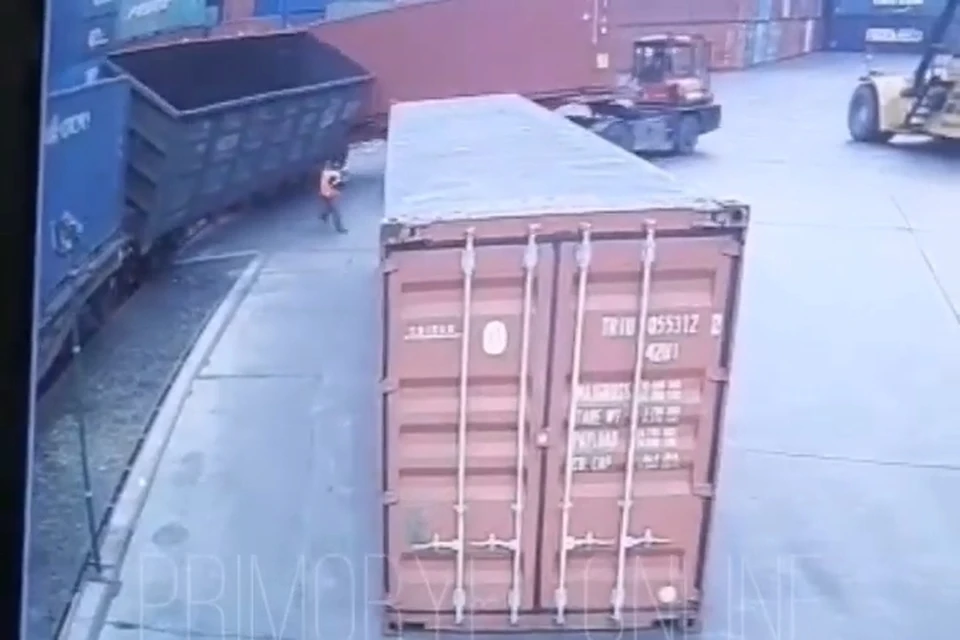 Вагон опасно накренился после столкновения состава с грузовиком в ВМТП. Скриншот видео: instagram.com/primorye_online