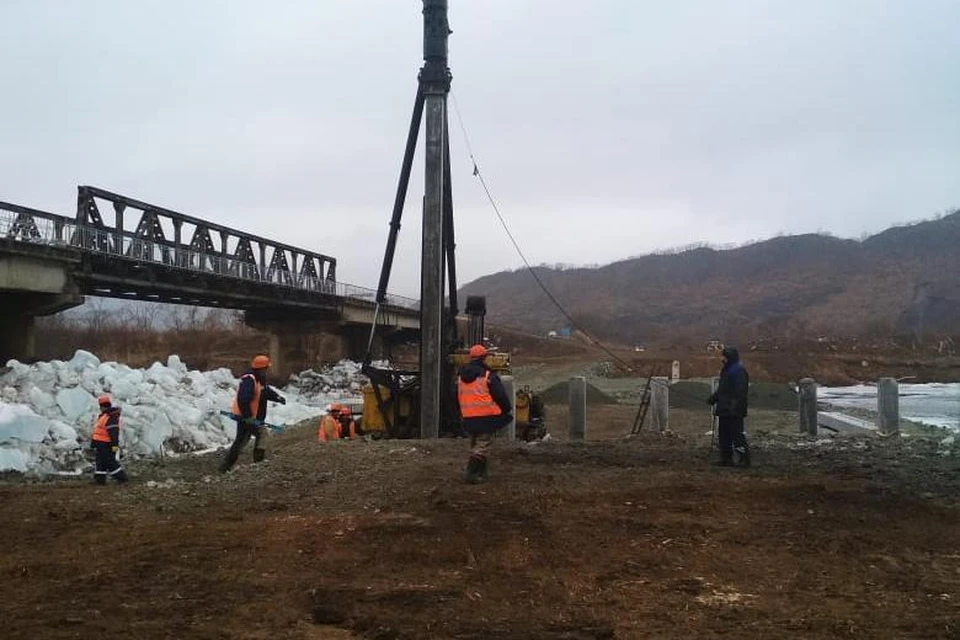 Строители забивают сваи для временного мостового перехода через реку Партизанская. Фото: АО «Примавтодор»