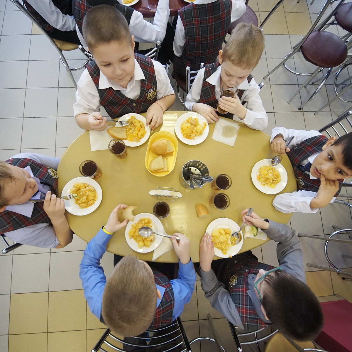 Невкусная еда и дети хотят пиццу с пельменями: В Омске после жалоб  родителей проверили качество питания в школьных столовых - KP.RU