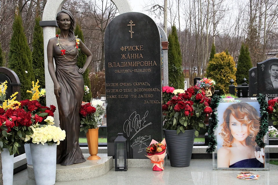 Памятник на могиле Жанны Фриске на Николо-Архангельском кладбище.