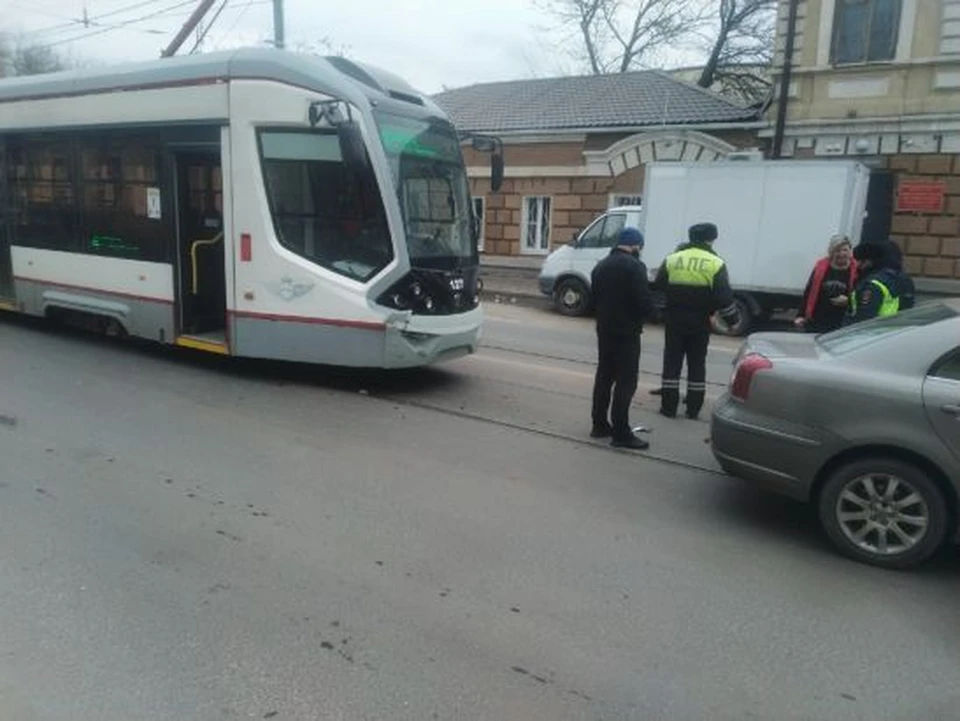 В Ростове трамвай врезался в иномарку