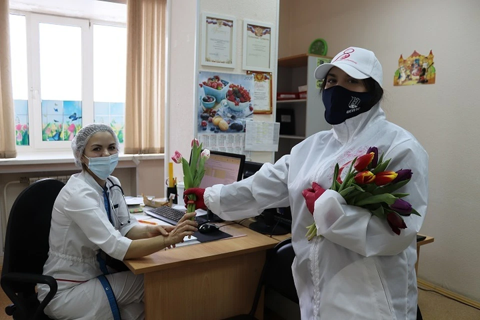 Волонтеры вручили тюльпаны врачам и медперсоналу городской поликлиники №5. Фото: Опорный центр развития добровольчества.