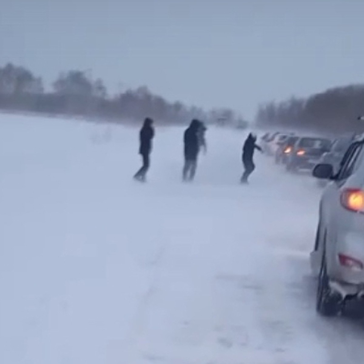 Едем по приборам»: Километровые пробки, улетевшие в кювет авто и нулевая  видимость – Омск накрыл снегопад - KP.RU