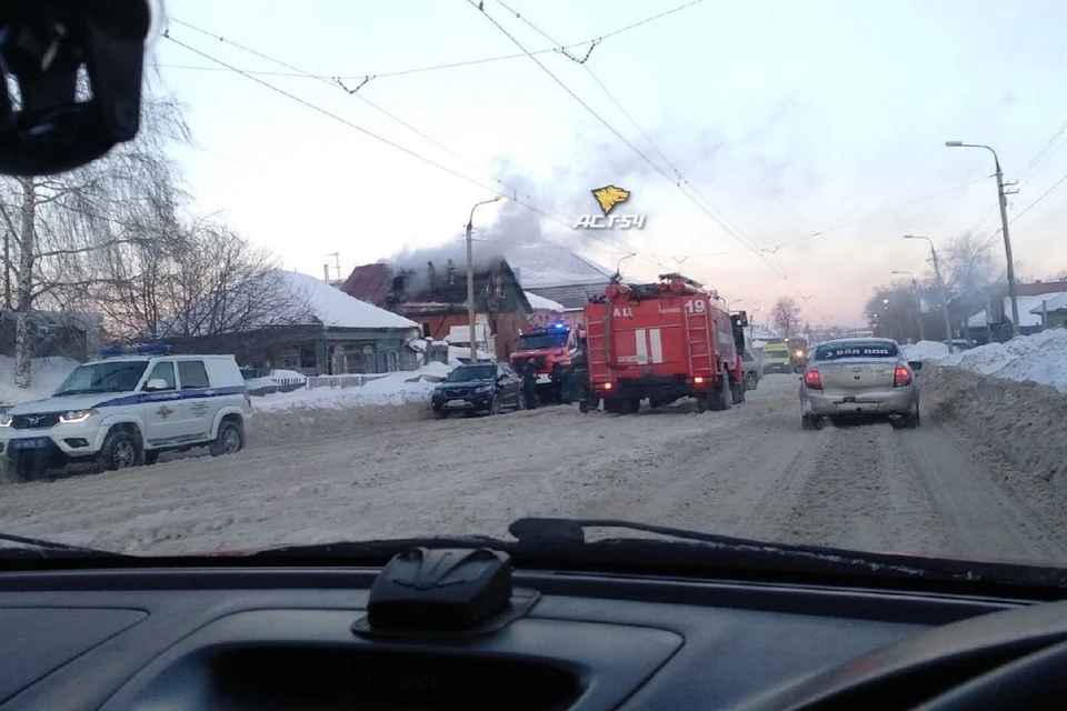 Пожар произошел в доме на улице Волочаевской. Фото: «АСТ-54»