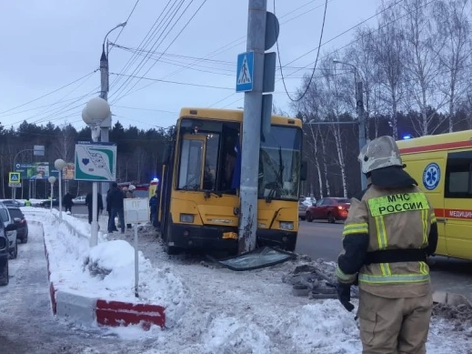 Автобус игра ижевск сегодня. Автобус врезался в столб Ижевск. Ижевск авария на Удмуртской автобус.