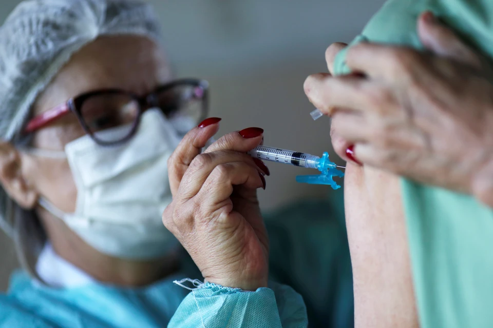 Власти Австрии совместно с компанией AstraZeneca расследуют связь гибели и болезни двух женщин после вакцинации