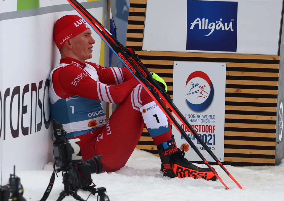 Александр Большунов пришел вторым из-за сломанной лыжной палки.