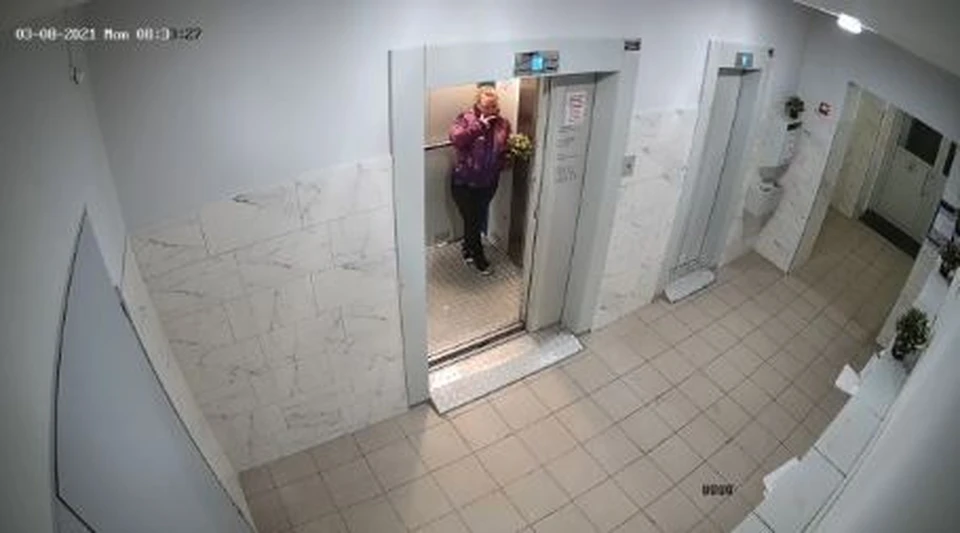Девушка в последний момент решилась совершить кражу.