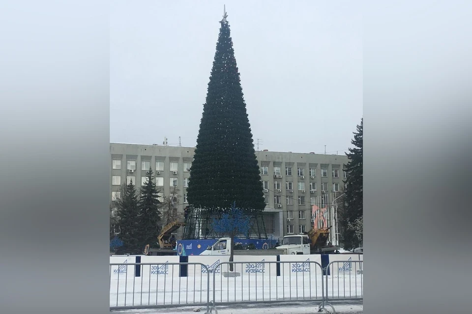 В Кемерове начали разбирать главную новогоднюю елку. Фото: Алексей Позолотин