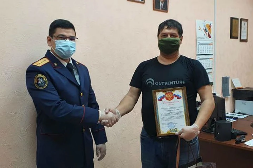 Сигналист локомотивного депо железнодорожной станции Улан-Удэ (справа) спас малышку. Фото: пресс-служба Восточно-Сибирского следственного управления на транспорте.