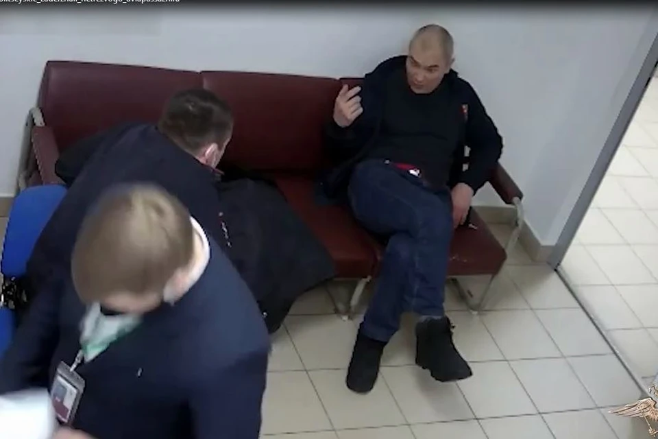 В тюменском аэропорту пьяный рецидивист, опоздавший на рейс, ударил полицейского. Скриншот из видео.