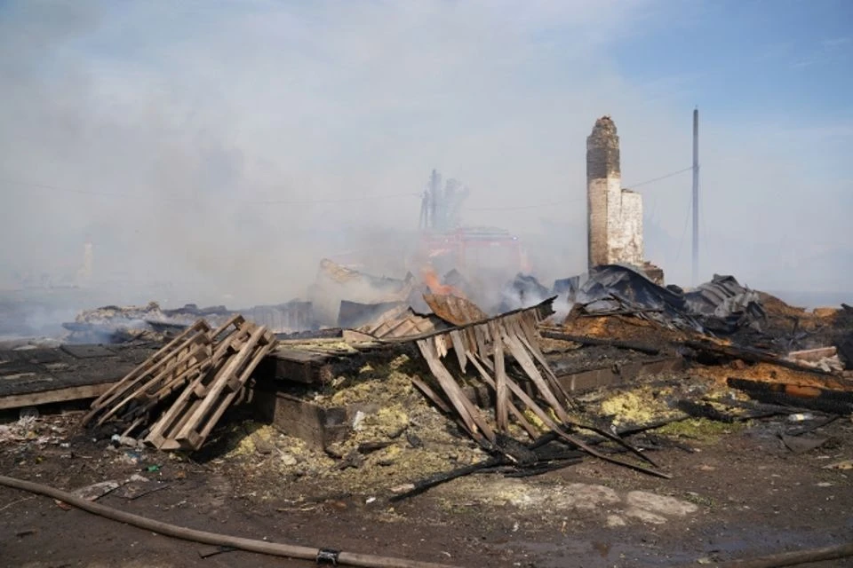 Причина пожара устанавливается.