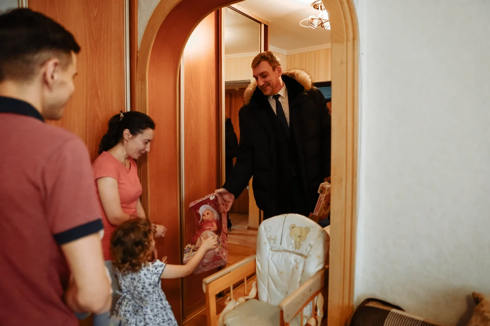 Губернатор Василий Орлов пришел в гости к супругам Щетининым с подарками для их маленьких дочерей. Фото: пресс-служба правительства Амурской области.