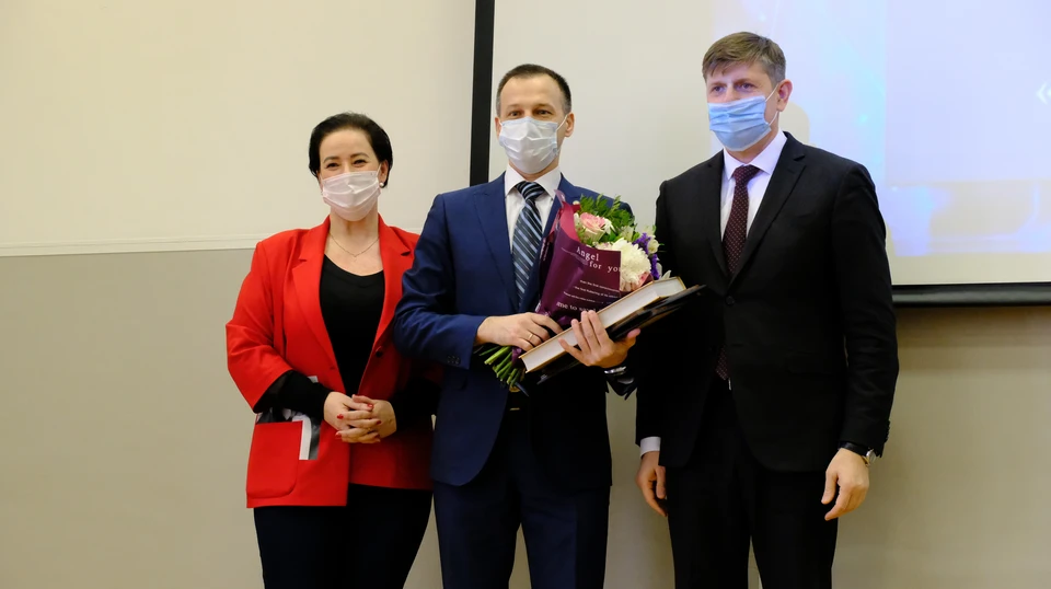 В центре - победитель конкурса "Учитель года" Максим Занин