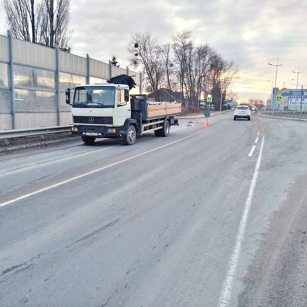 В Малом Исаково манипулятор «Мерседес» сбил женщину, которая шла по  тротуару - KP.RU