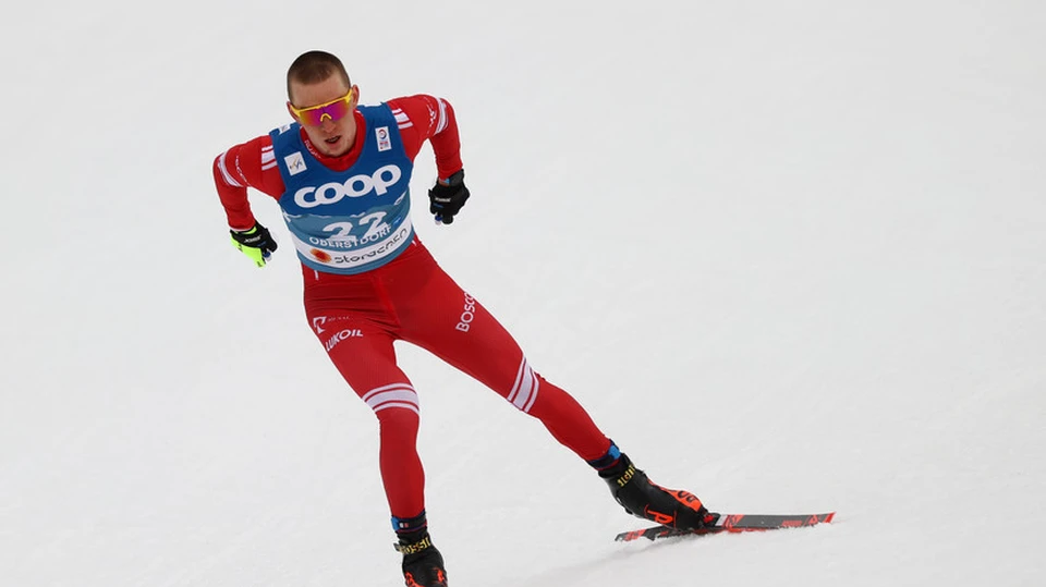 Лыжник Александр Большунов одержал победу в масс-старте на этапе Кубка мира