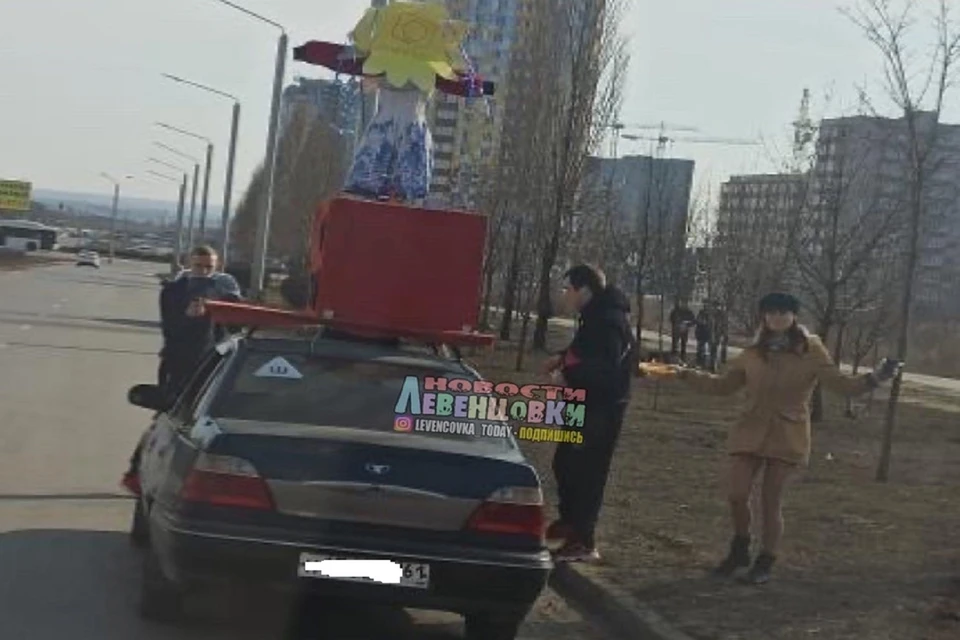 Добродушные ростовчане угостили блинами жителей Левенцовки. Фото: "Новости Левенцовки"