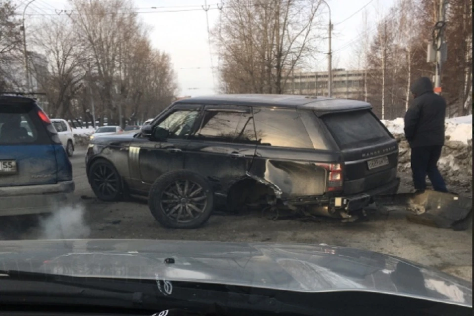 В Новосибирске внедорожник лишился колеса в результате ДТП. Фото: Антон Клименко/ "АСТ-54".