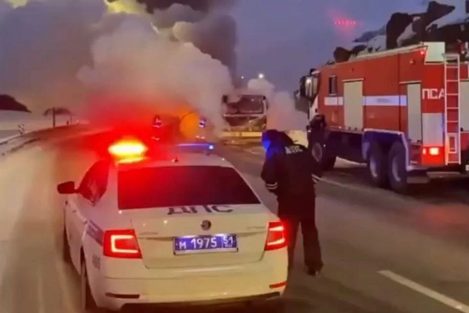 Загорелась задняя часть автобуса. Фото: группа "Мурманск"/Роман Маркин