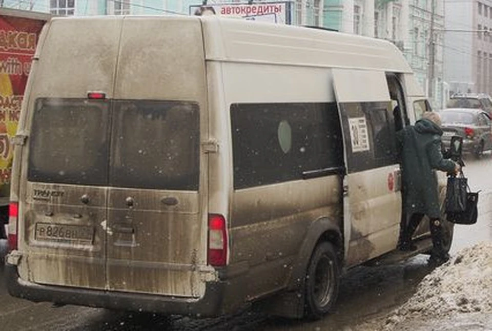 На выезде из Тулы рейсовая маршрутка врезалась в легковушку