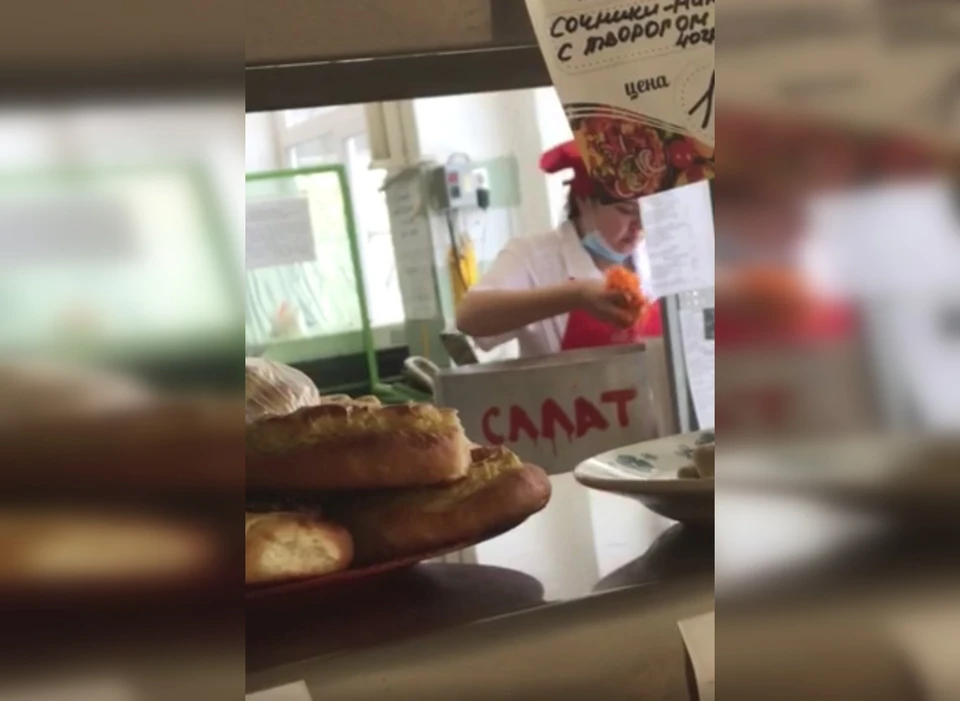 Повар в школьной столовой голыми руками перекладывала салат.