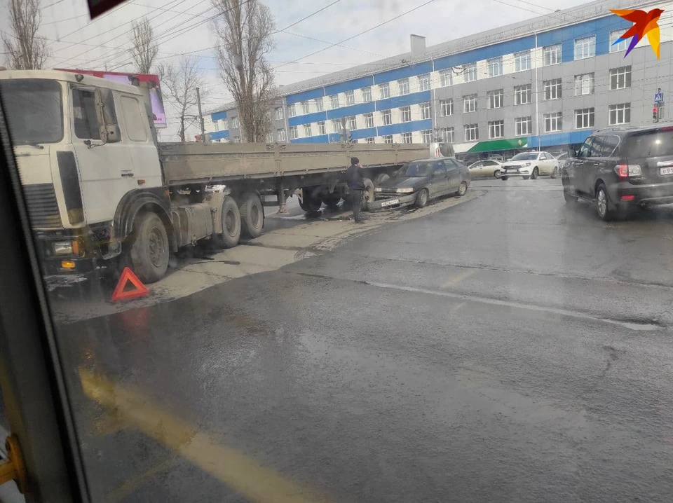 Грузовики перекрыли движение