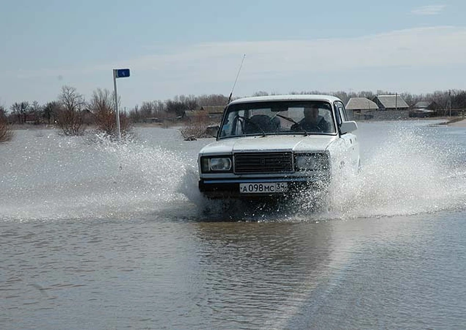 На случаи "большой воды" дорожники заготовили инертные и пиломатериалы.
