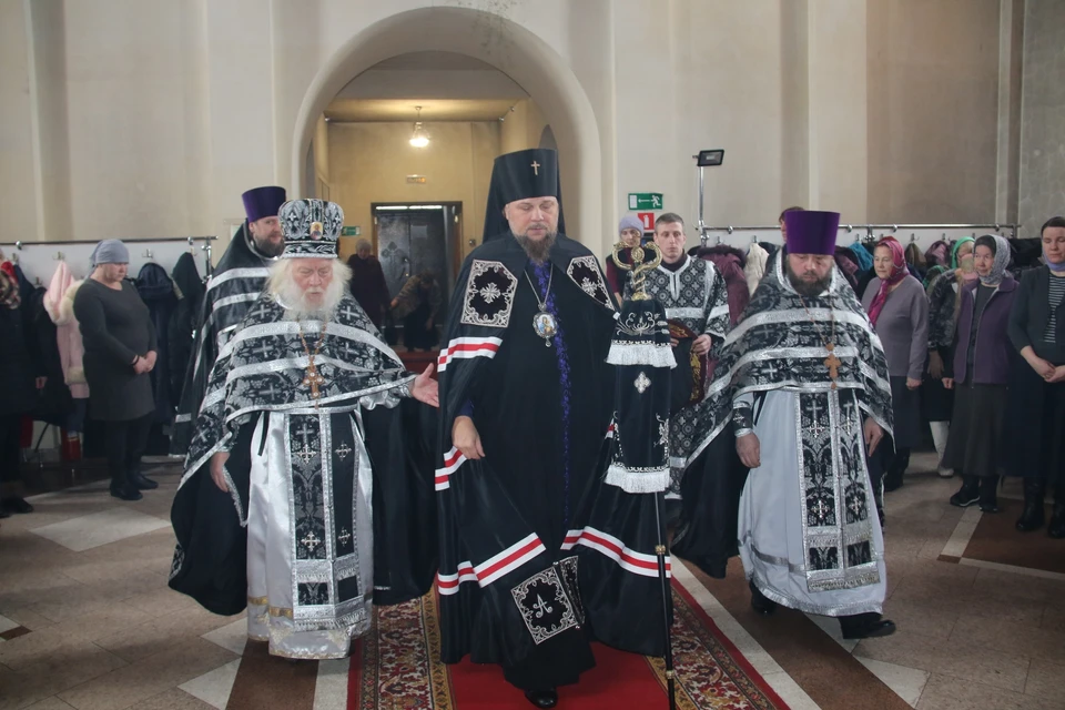 Архиепископ Сыктывкарский и Коми-Зырянский Питирим совершает Литургию Преждеосвященных Даров. Фото: сыктывкарская епархия
