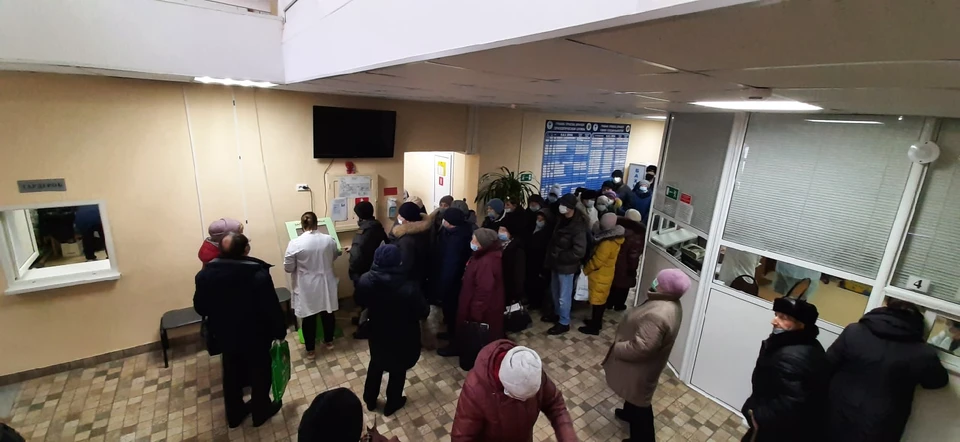 В Рязани сфотографировали еще одну громадную очередь к терминалу в поликлинике. Фото: Рязанский комментатор.