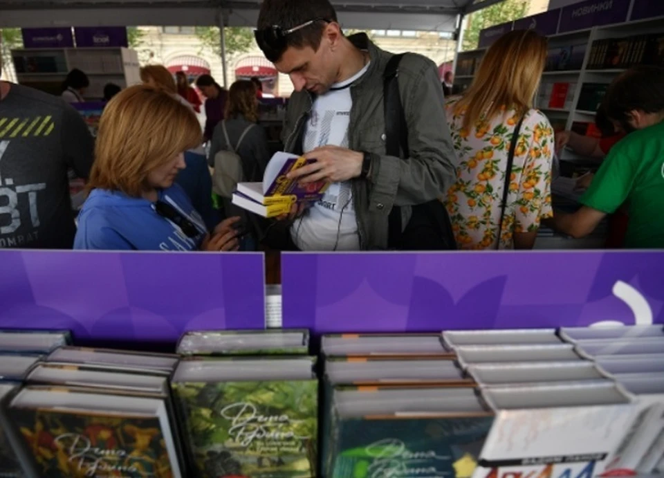Часть книг переместили в крытый павильон