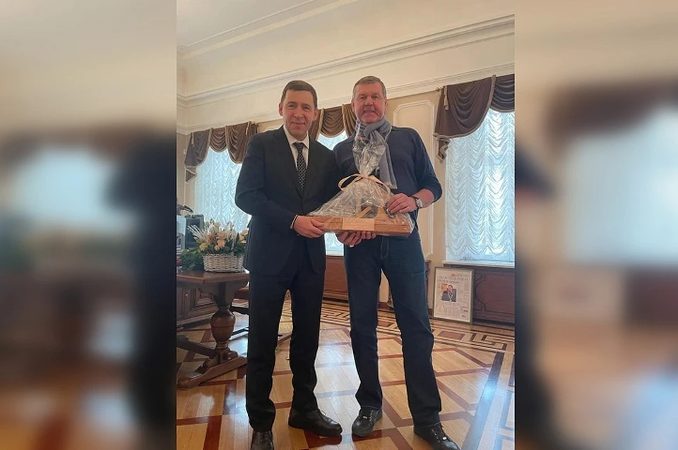 Бард заявил, что будет ждать от губернатора ответный подарок - мебель Фото: страница в Facebook Александра Новикова
