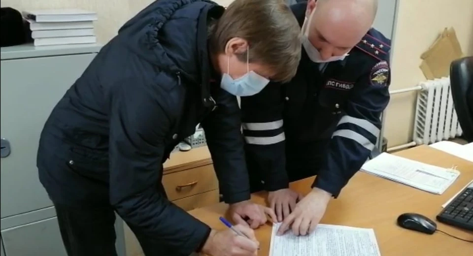 В Тюмени сбивший детей таксист заявил, что они сами упали.