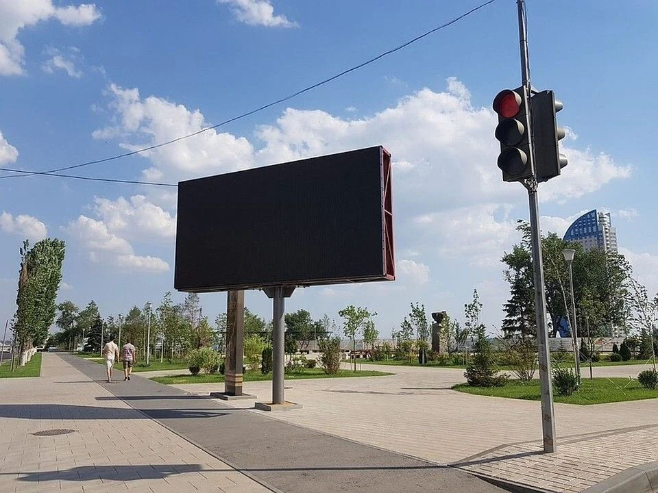 Волгоград установка. Билборд Волгоград сквер Пушкина центр. Билборд Волгоград сквер Пушкина центр ночью. Рекламный щит у театра Горького. На улицах российских городов можно увидеть большие рекламные щиты 02.