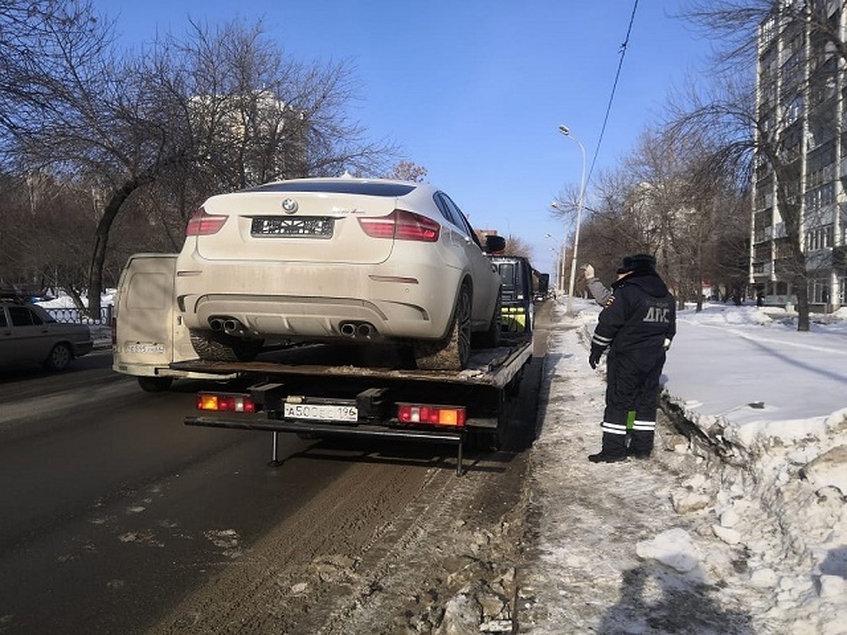 В Екатеринбурге прошел рейд инспекторов ДПС по выявлению автовладельцев без  прав - KP.RU