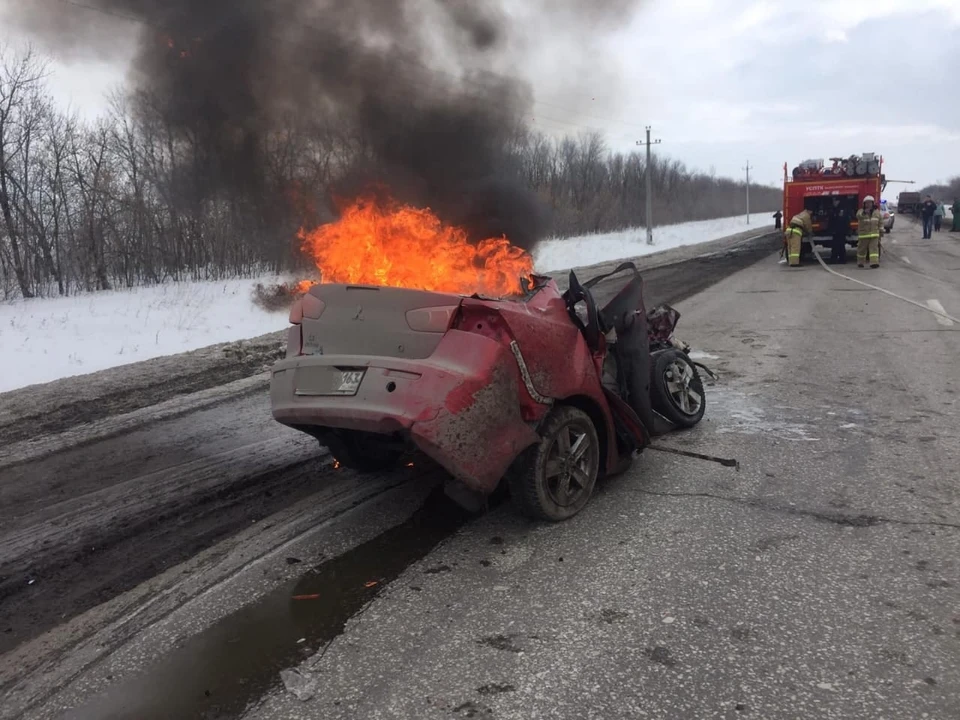 После аварии легковой автомобиль загорелся. Фото: vk.com/dtp_163