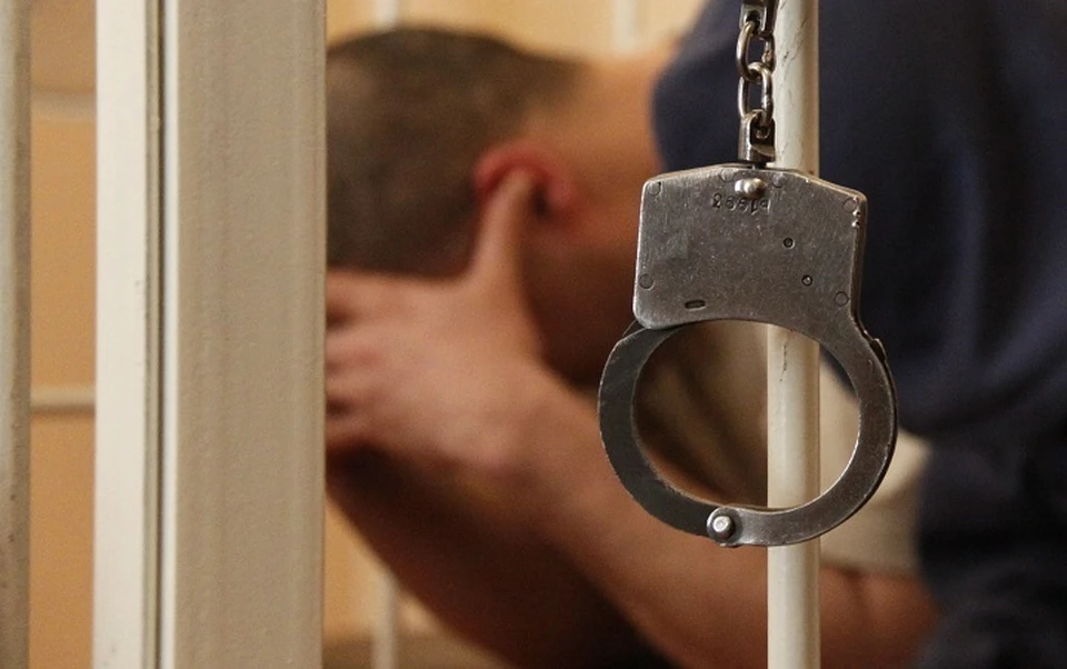 Мужчина уже без палки оказался под замком