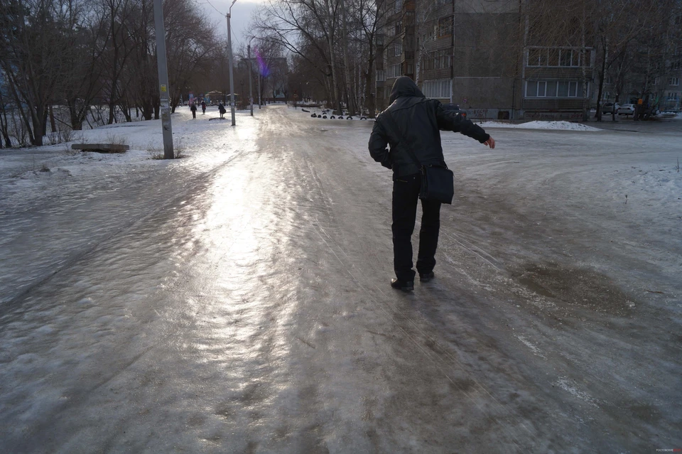 На дорогах по области ночью и утром сильная гололедица.