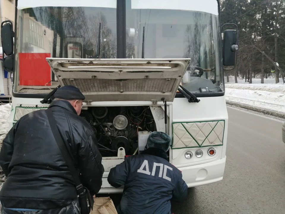 В ходе расследования полицейским еще предстоит выяснить, как водитель без прав мог выйти на рейс. Фото: пресс-служба УМВД России по Томской области.