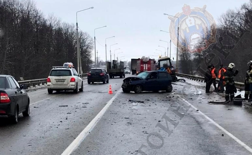 В Щекинском районе иномарка столкнулась с трактором